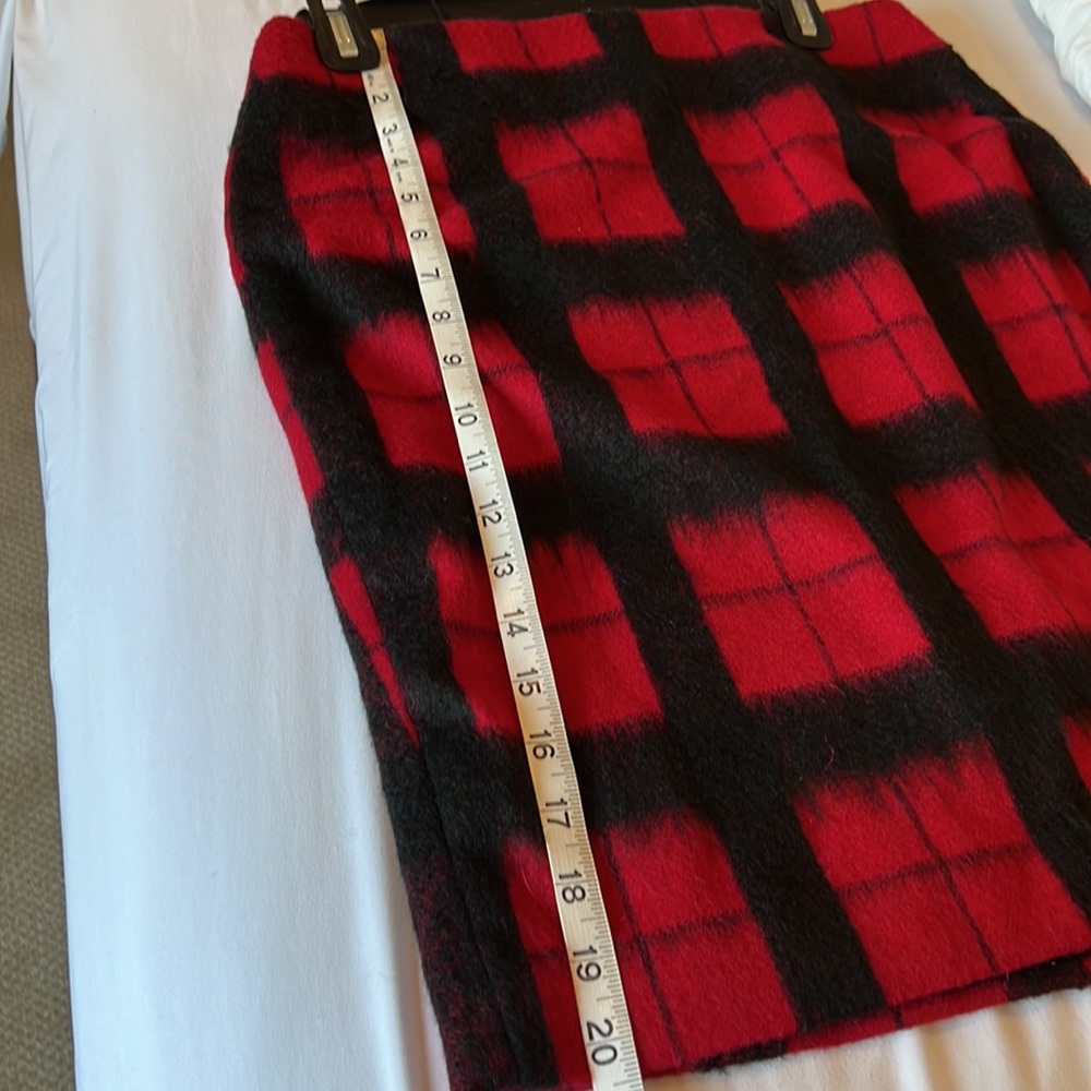 Talbots, Size 4P red and white skirt. Perfect for the holidays. Is furry skirt - Picture 4 of 6